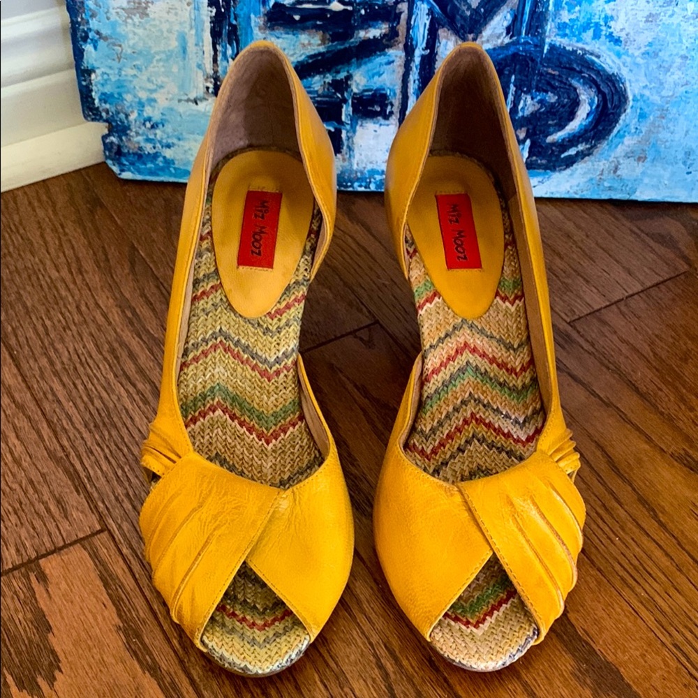 Vtg Miz Mooz Yellow Leather Peep-Toe Wood Stack Heels Woven Insole Sz 7.5 Wendy